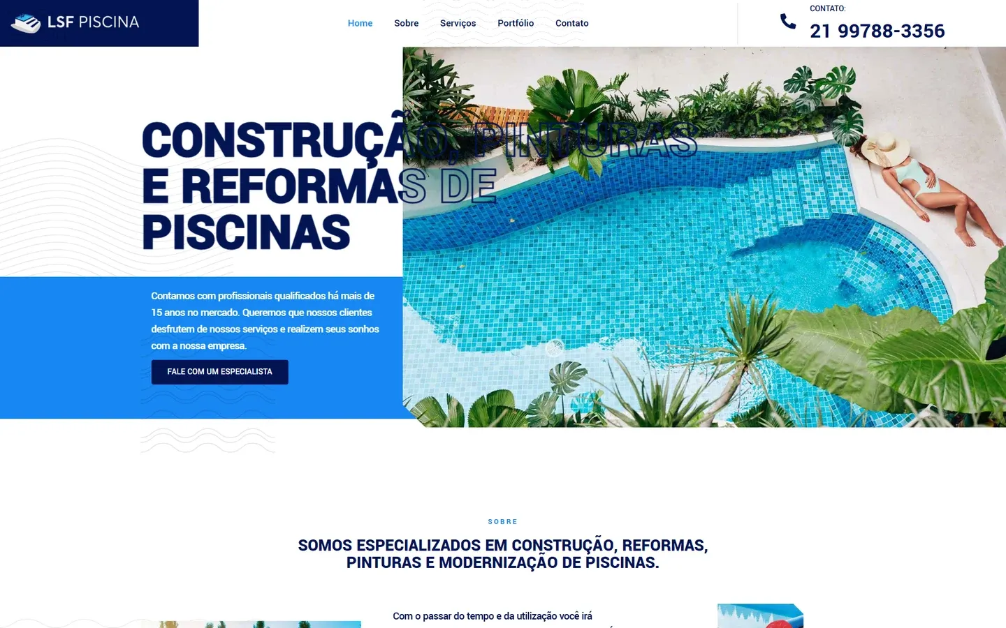 Topo do site da LSF Piscina, com o logotipo, o menu, o telefone de contato no canto direito, o título Construção, pinturas e reformas de piscinas, o botão Fale com um especialista e a foto aérea de uma piscina de pastilhas azuis cercada de plantas.