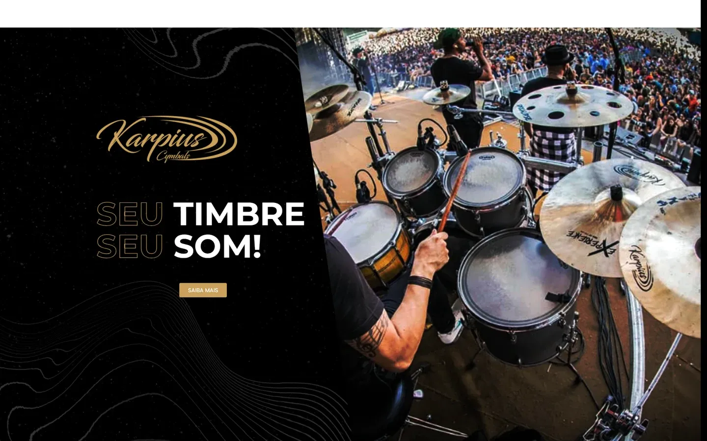 Faixa da Karpius Cymbals com a frase Seu timbre, seu som! em fundo preto e a foto de uma bateria com pratos Karpius num palco diante do público.